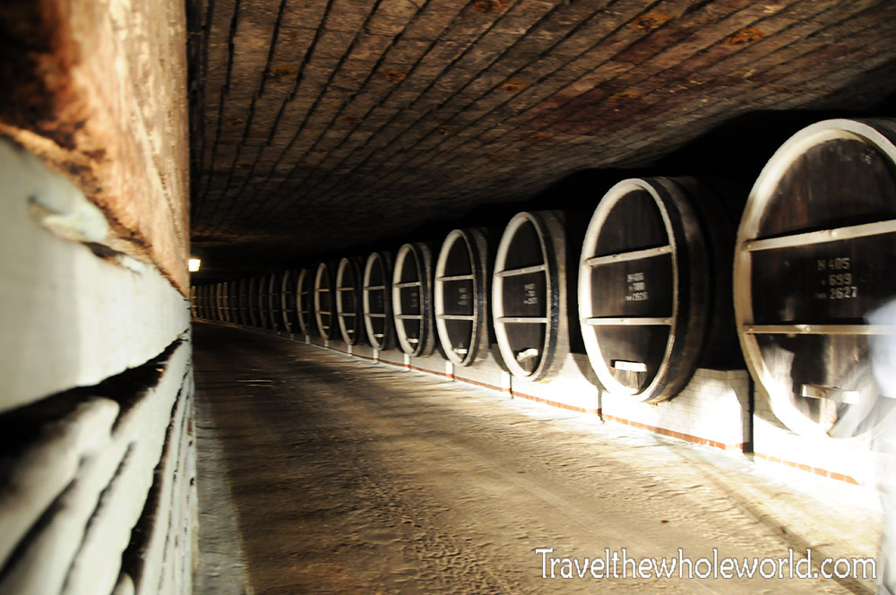 Fontaine Décorative En Forme De Verser Du Vin à L'entrée Des Caves à Vin De  Milestii Mici En Moldavie